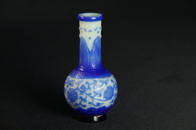 IMPORTANT IMPERIAL QIANLONG MARK AND PERIOD SANDWICH GLASS SMALL VASE
