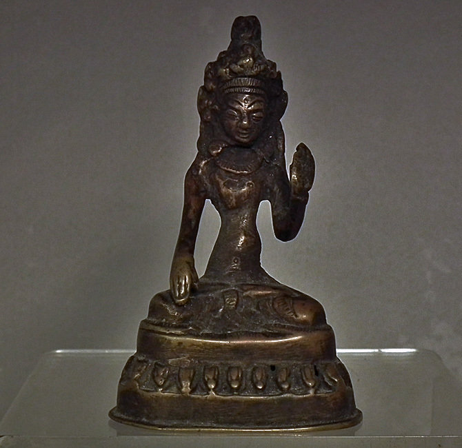 Antique 18th 19th century Chinese bronze figure of Avalokiteshvara Qua