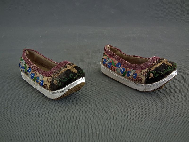 Antique Chinese, Qing Dynasty Pair Of Manchu Embroidered Shoes