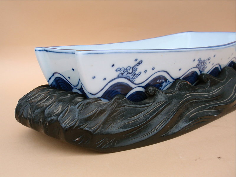 Japanese Imari porcelain boat with wave stand