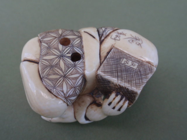 Japanese Ivory Netsuke girl reading signed Meiji