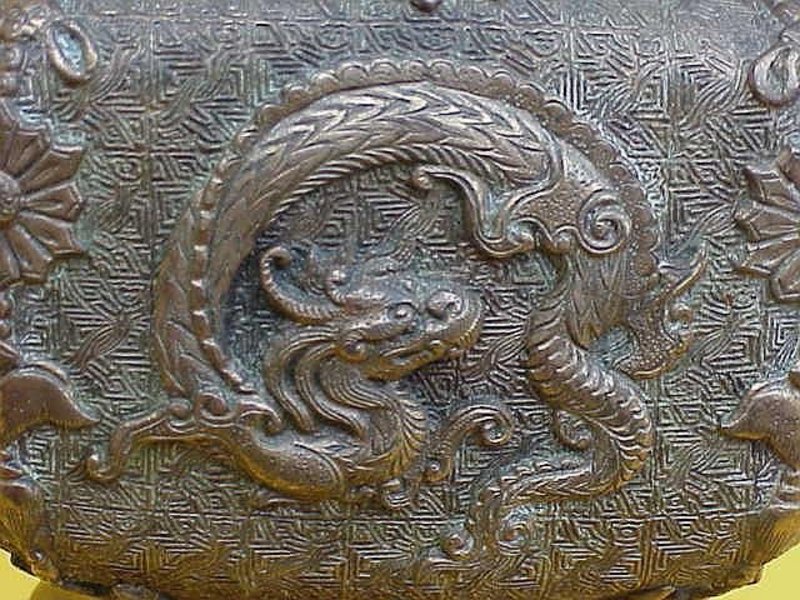Japanese Bronze censer Meiji signed dragon design 21 in