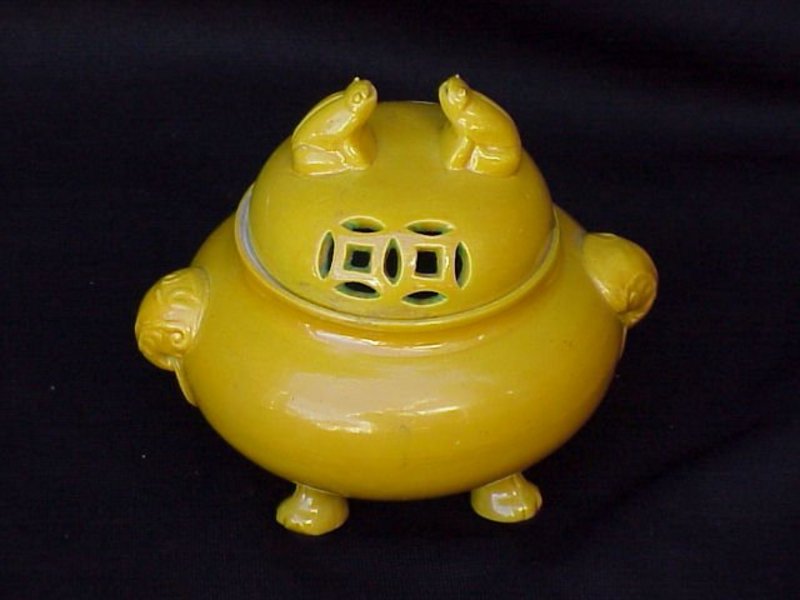 Chinese Imperial yellow porcelain censer frogs c.1850