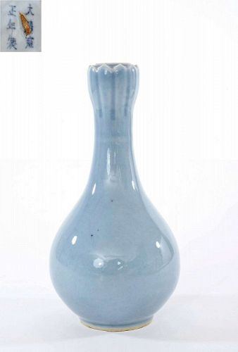 Old Chinese Sky Blue Clair-de-Lune Monochrome Garlic Head Vase Mk