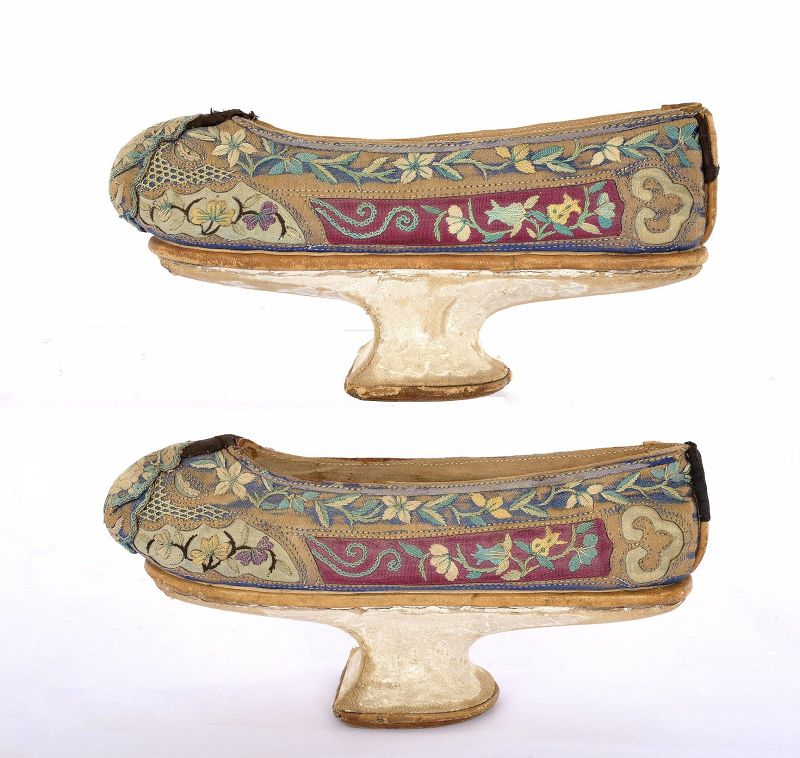 1900's Chinese Manchu Embroidery Silk Platform Pedestal Shoes