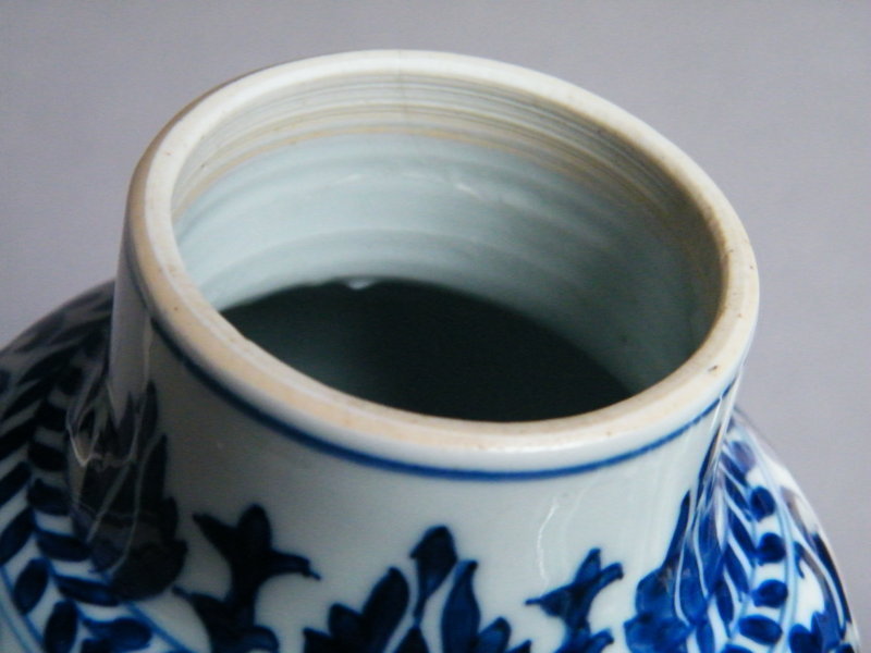 Fine 17th/18th Cent Blue &amp; White Vase Kangxi 1662-1722