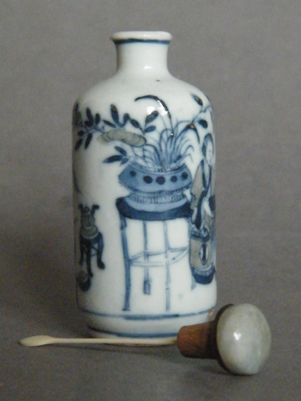 Late Qing Dynasty Chinese Porcelain Snuff Bottle, circa 1890 - 1910
