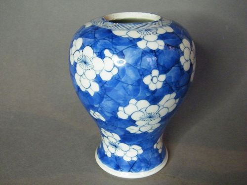 Chinese Porcelain Prunus Pattern Vase, Kangxi Reign 1662-1722清康熙 青花冰梅瓶