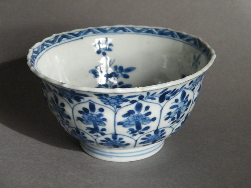 Early 18th Century Blue White Moulded Bowl - Kangxi