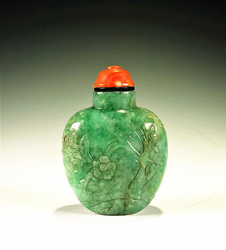 A Chinese Green Jadeite Snuff Bottle - Qing Dynasty