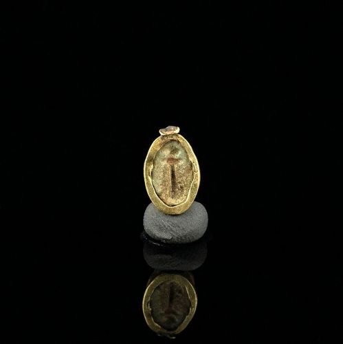 Scarab with original gold ring 1,0 cm.