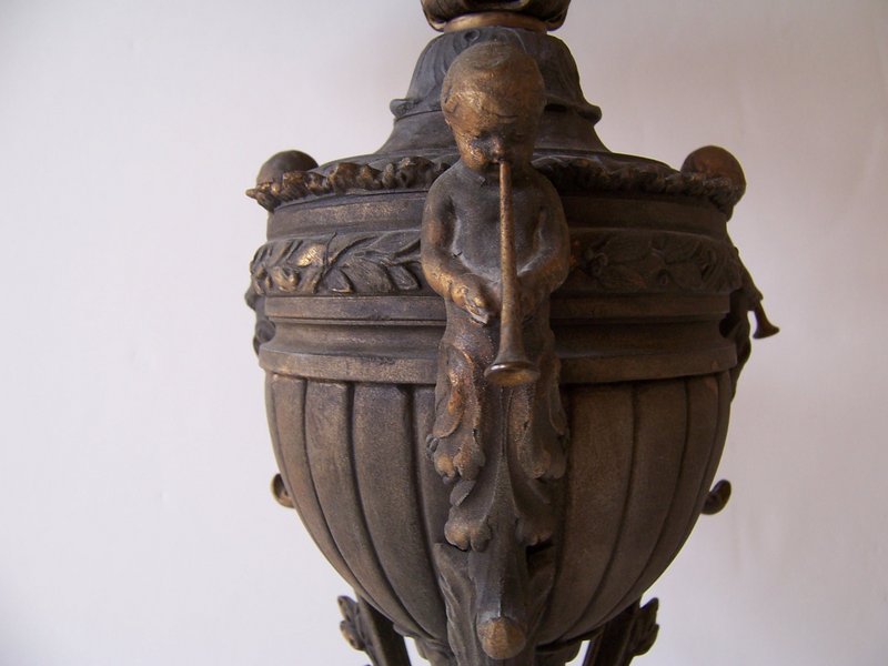 An  Elegant  Late 19th / Early 20th Century Bronze Lamp