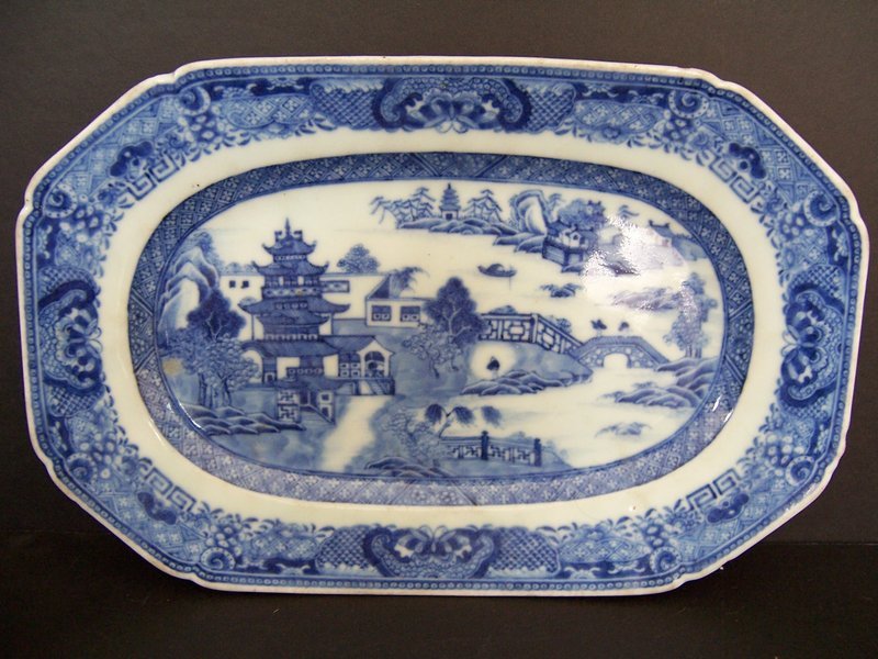 A Very Fine Qianlong (1736-1795) Nanking Tureen Base