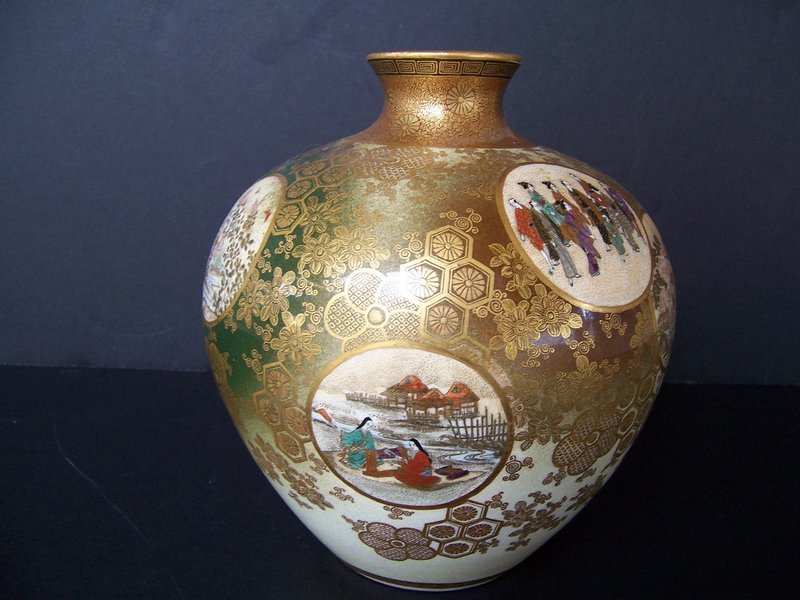 A Superb Satsuma Vase, Meiji Period (1868-1912)