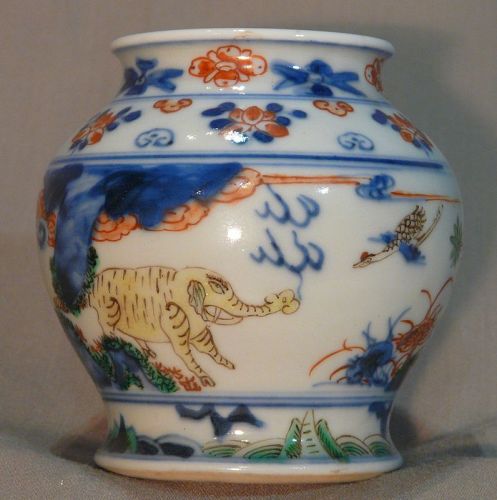 Chinese enameled porcelaine jar wucaï Kang-hi period