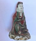 Kuan yin en porcelaine vert et rouge, laquée or.