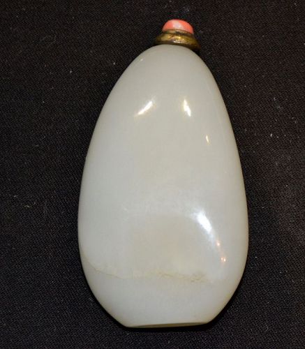 Snuff bottle in white jade. Qing dynasty.