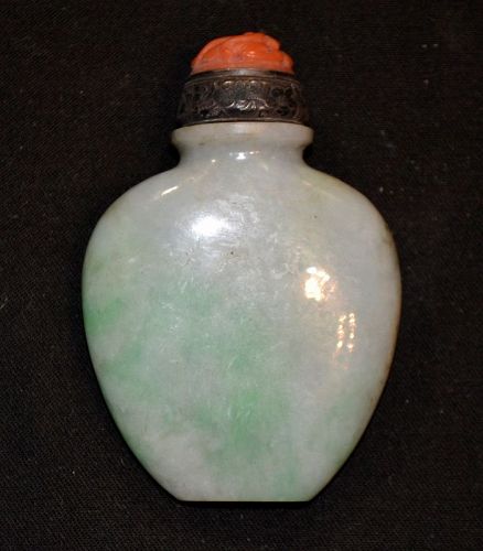 Snuff bottle in white jadeite. Qing dynasty