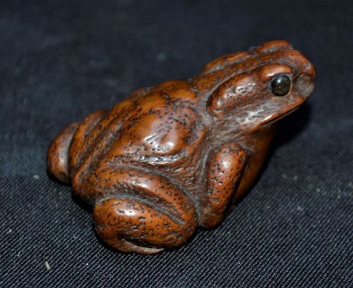 Netsuké Toad in wood.