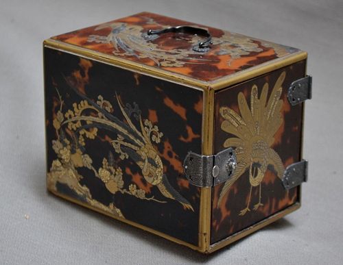 Rare box of drawers laquered in gold on imitating tortoise shell