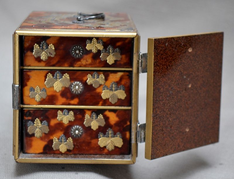 Rare toitoiseshell box of drawers laquered in gold