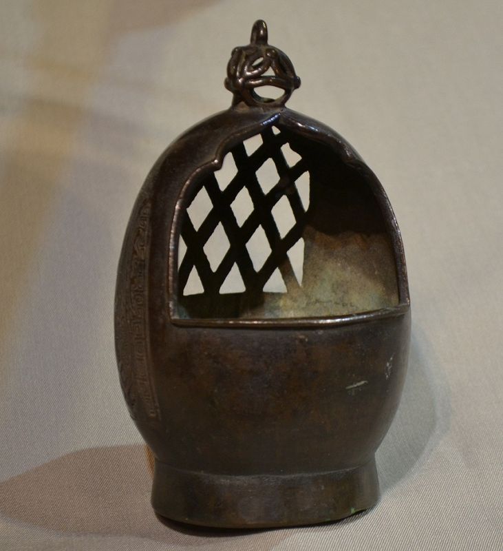 Cast bronze lantern, Ming or Muromachi period