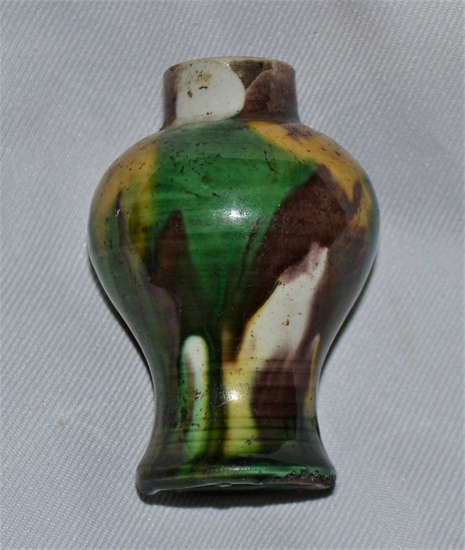 Small porcelain vase, Sancai decor. Kangxi period.