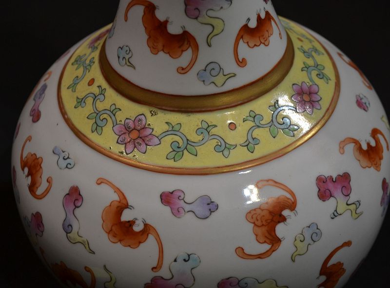 Chinese porcelaine vase enamel with bats and clouds