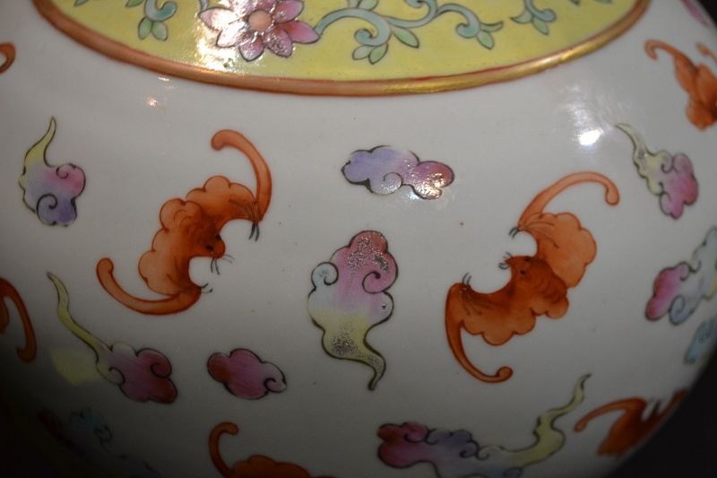 Chinese porcelaine vase enamel with bats and clouds