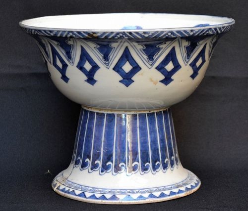 Stand cup in blue and white porcelain Transition period.
