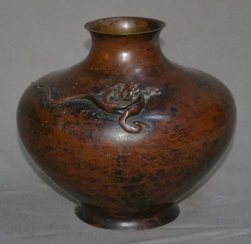 Cast bronze vase with dragon. Chinese mark, Edo périod.