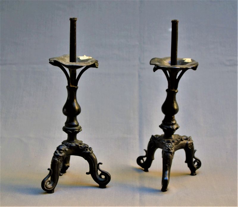 Pair of candlesticks in bronze.Ming or earlier.