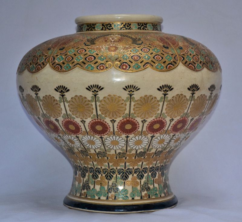 Large Satsuma Vase. Impérial Mon
