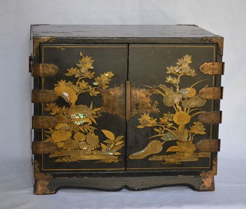 Black lacquer chest inlaid with mother-of pearl.Japan 17° century.