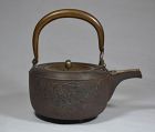 Tea pot casted in iron. Monted with copper and bronze. Edo périod