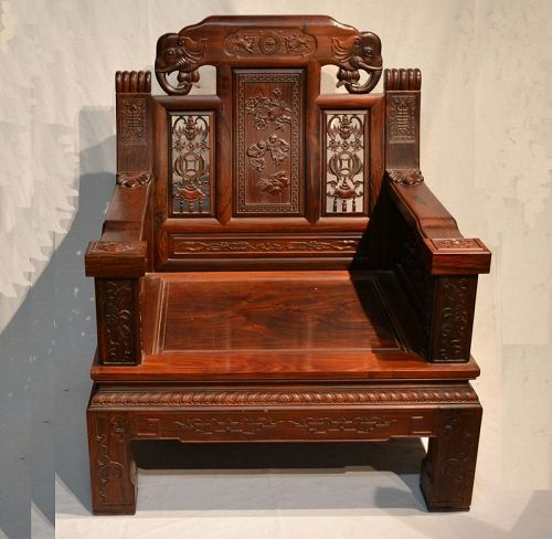 Chinese Throne of impérial size. Précious hard wood 20thcentury.
