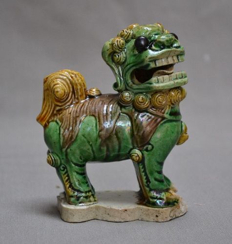 Buddhist Lion. Sancai chinese porcelain. Qing Dynasty