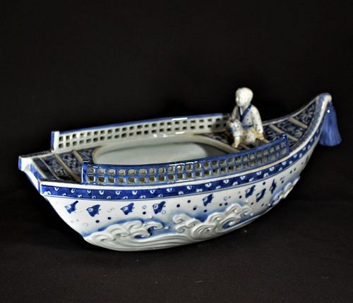 Boat with boy in Hirado porcelain. Mikawachi 19th century.