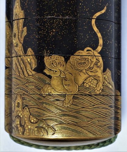 Black laquered Inro. Tigers and cubs in gold powder.Edo périod.