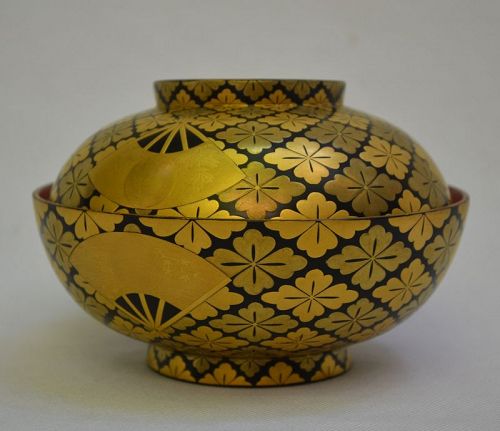 Covered bowl in laquered wood.Roiro and Makié.Japon Edo Meiji.