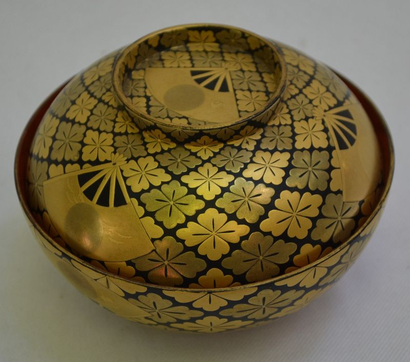 Covered bowl in laquered wood.Roiro and Makié.Japon Edo Meiji.