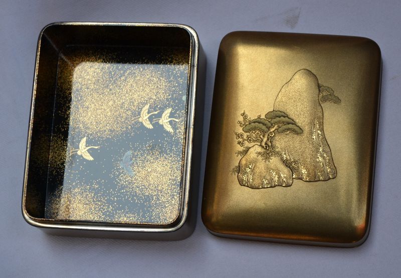 Kobako in lacquer. Gold Takamaki-e. 3 friends. Mark Jiho Saku