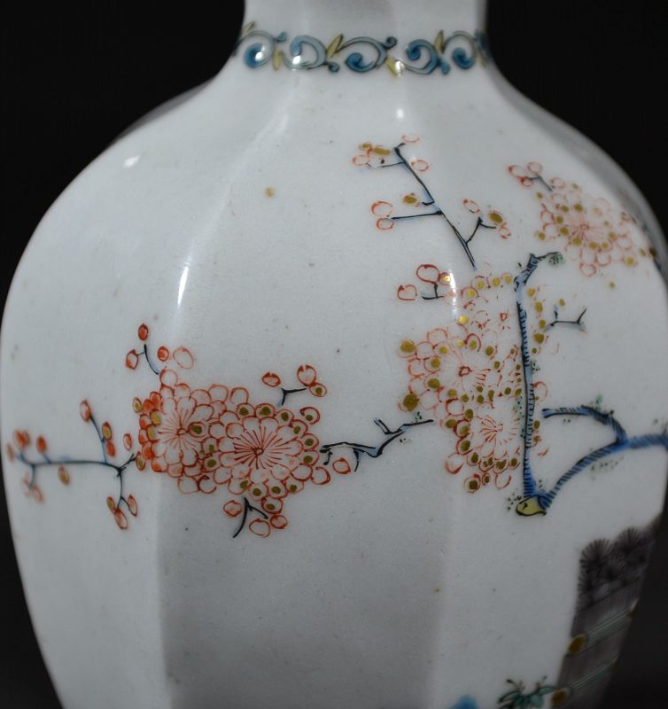 Japanese porcelain vase. Kakiemon style. 18th or earlier.