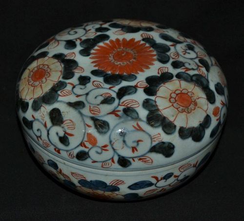 Arita porcelain box.Imari style. Japan 17th century