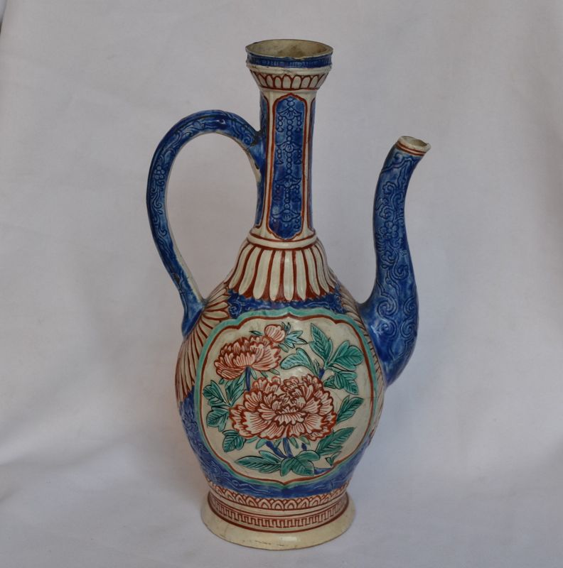 Ewer Porcelain From Japan 17 ° Century. Arita Kilns Circa 1670. Peonie