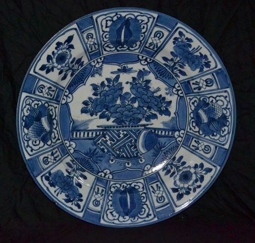 Japanese porcelain plate . Arita kiln Japan 17th century