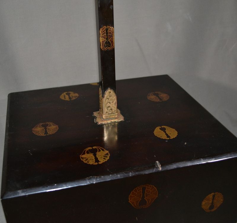 Lectern in black lacquer powdered with gold. Decor of &quot;Mon&quot;.Japan Edo