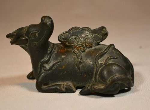 Ki-Lin in cast bronze as Mirror holder. 13-16th century.