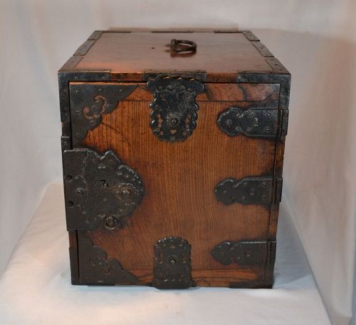 Wooden and iron chest cabinet. Japanese work from the 16th century. Mu