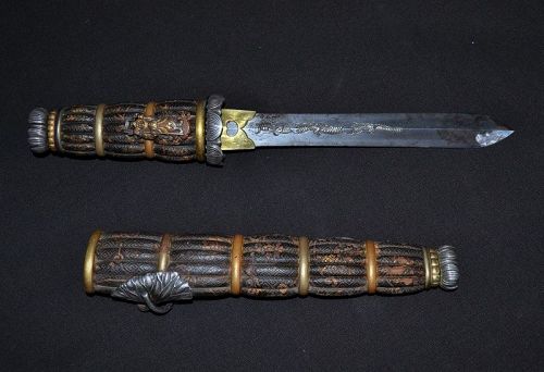 Tanto in lacquer silver, gold and lotus shakudo. Japan 19th century.